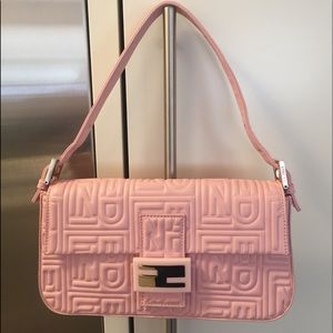 FiNAL PRICE‼️Fendi F logo pale pink leather bagtte